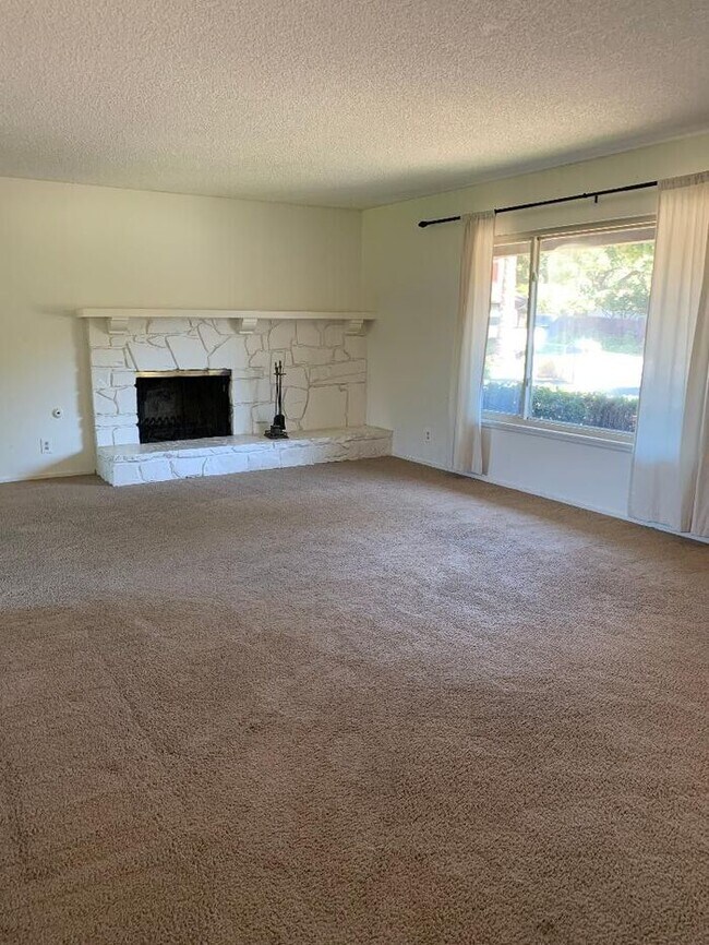 Building Photo - Hidden Valley 3 Bedroom Home - Available Now
