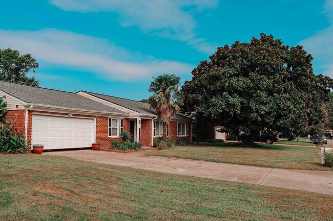 Foto del edificio - "Charming 4-Bed Oasis with Granite Touch & Cozy Fireplace in Virginia Beach!"