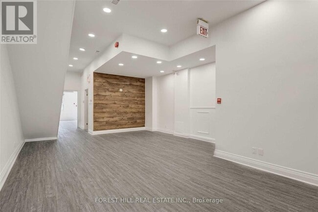 Building Photo - 283 College St