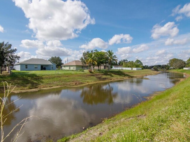 Foto del edificio - 738 SW Dalton Cir