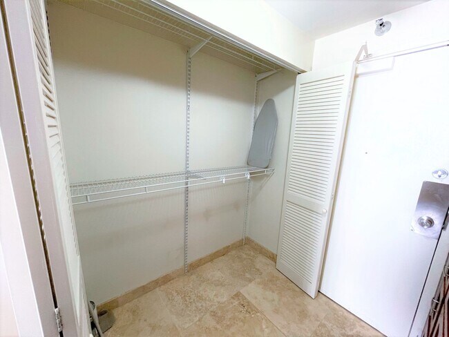 Foto del edificio - (INCLUDING UTILITIES, A/C & INTERNET) Studio Unit with 1 parking available Waikiki Marina!!