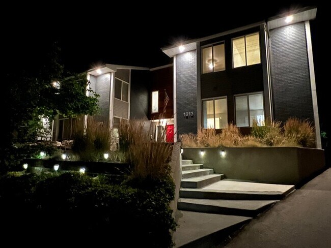 Building Photo - 1813 Laurelhurst Dr E