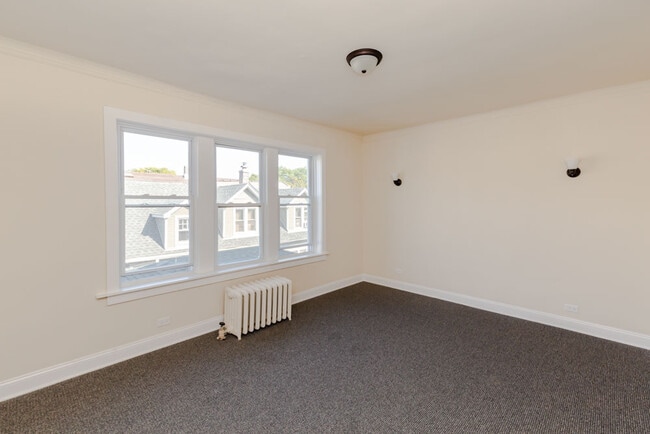 Building Photo - 4204 N Kimball Ave