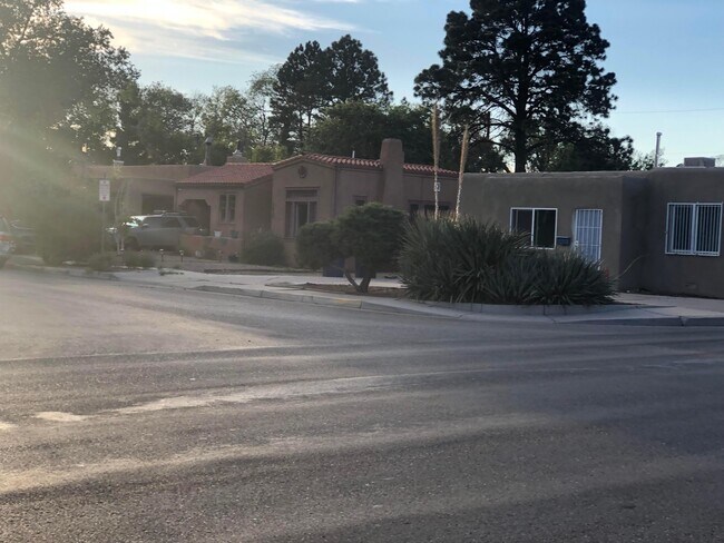 Foto del edificio - 1629 Roma Ave NE