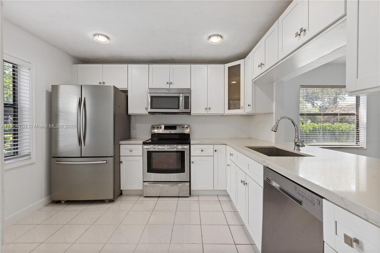 Foto principal - 10491 NW 6th St