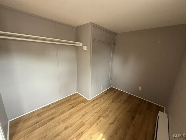 Foto del edificio - 120 Hasbrouck St