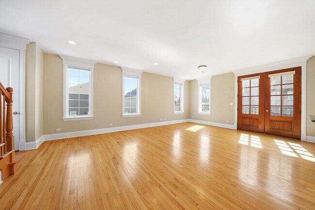 Building Photo - 825 La Grange Rd-C