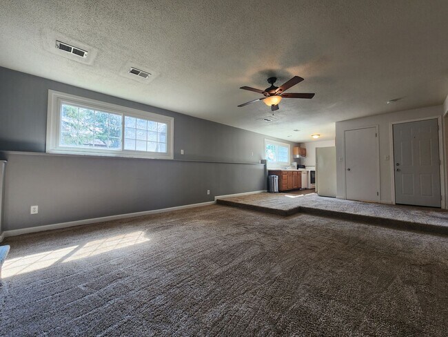 Building Photo - 2 Bed 1 Bath Duplex