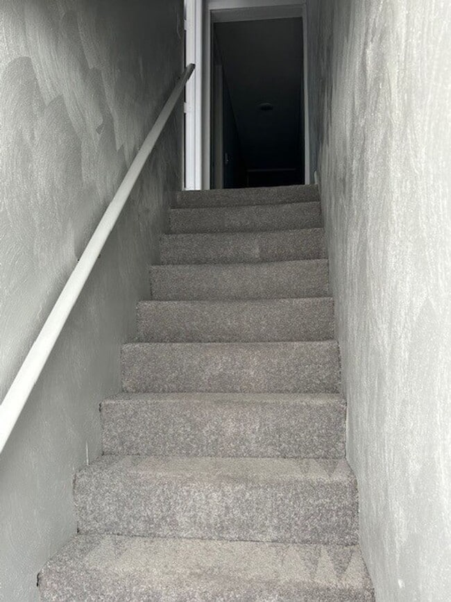 Newly renovated 3 BR 1.5BA 1400 sf townhouse located in near downtown Norfolk. - Newly renovated 3 BR 1.5BA 1400 sf townhouse located in near downtown Norfolk.