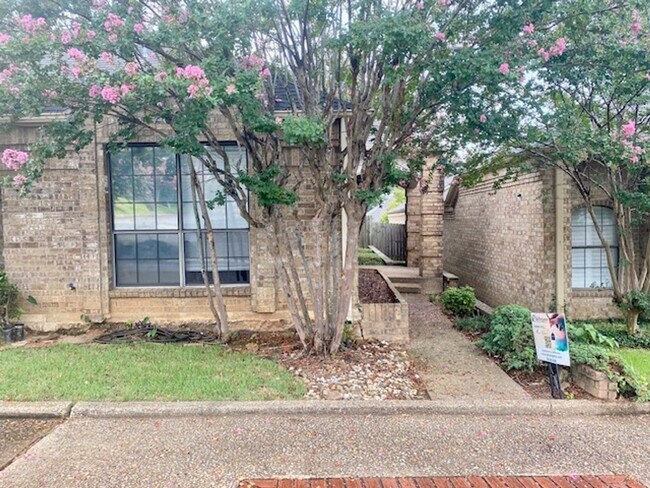 Building Photo - Garden Home