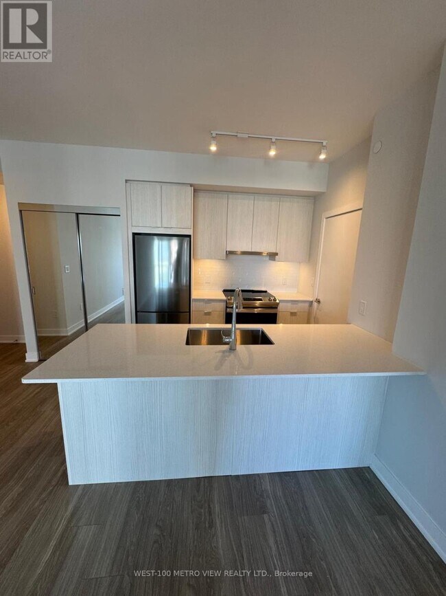 Building Photo - 430-2430 Square One Dr