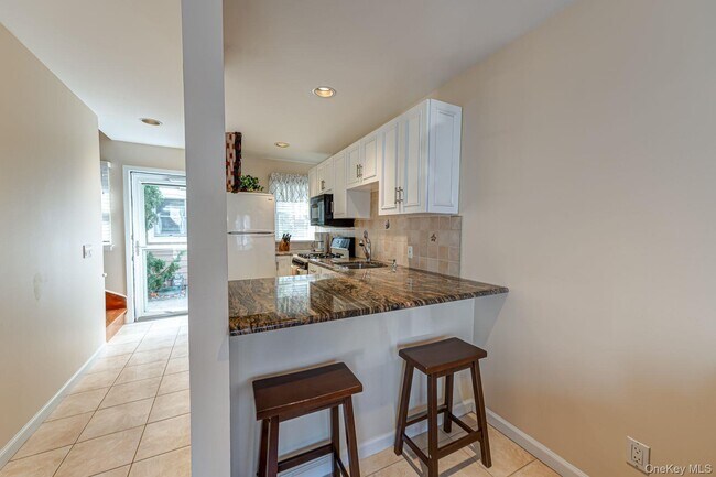 Foto del edificio - 49 Canoe Place Rd