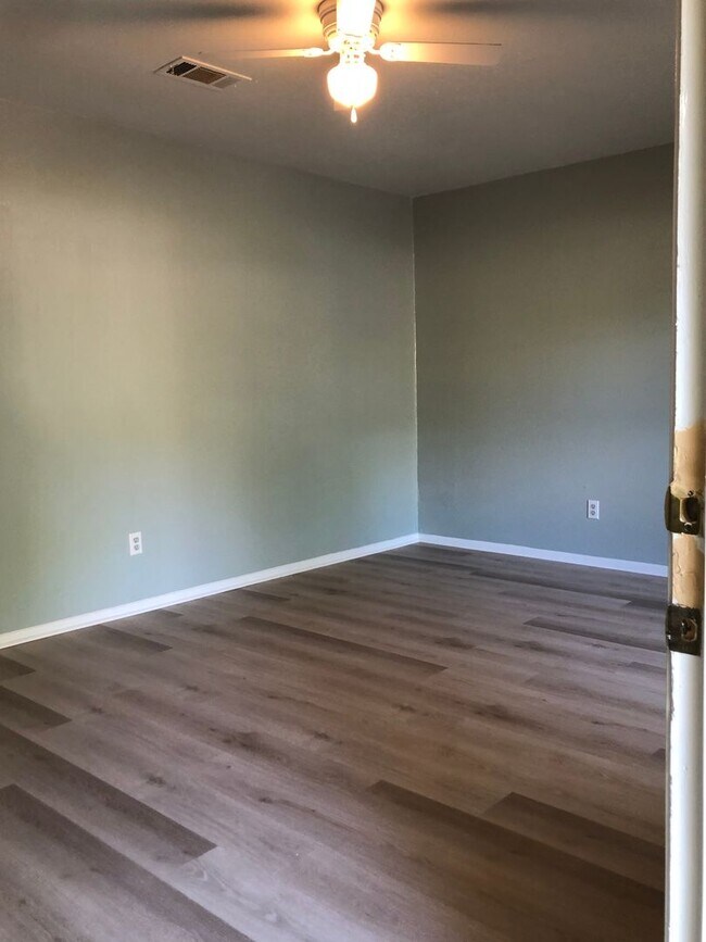 Foto del edificio - Very nice 3 bedroom/1 bath house with Central Air & Heat