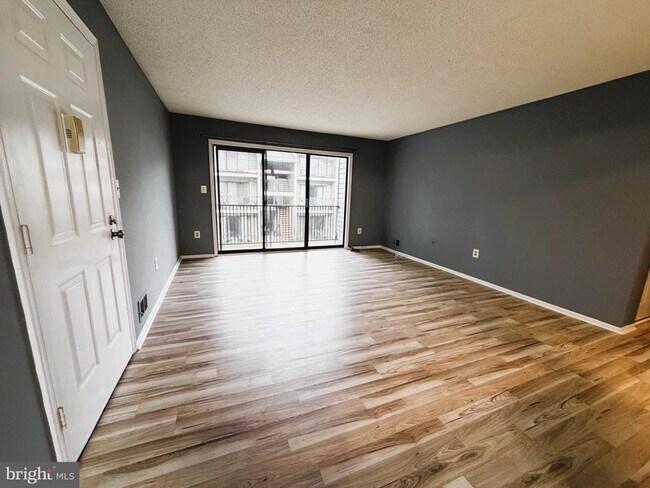 Foto del edificio - 8 Joyner Ct
