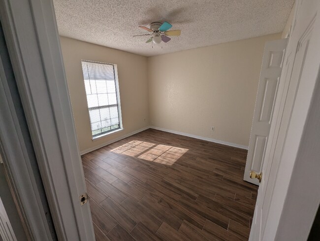 Foto del edificio - 2319 Whitney Dr