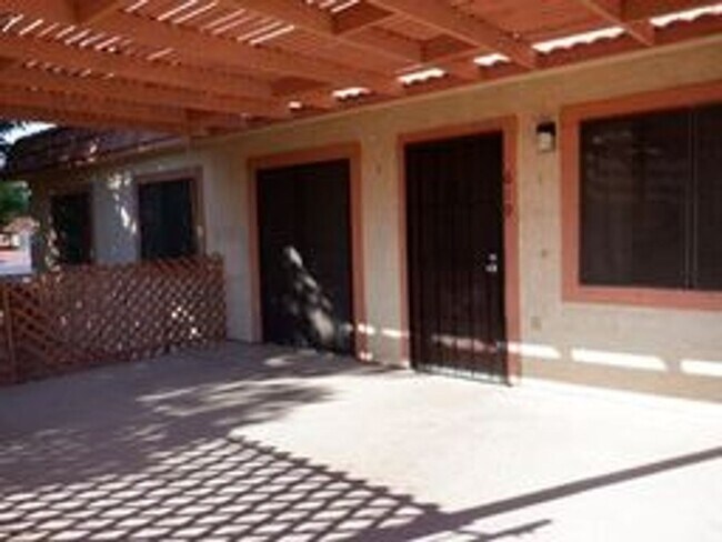 Building Photo - Charming 2nd floor townhome with large, co...
