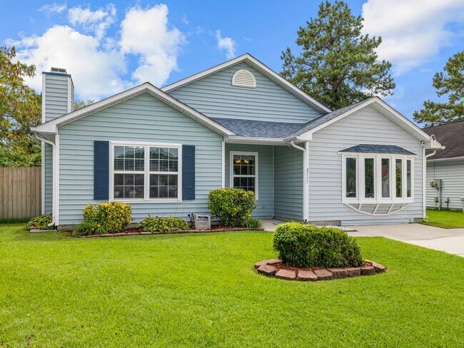 Foto del edificio - Beautiful 4 Bedroom Home with Bonus Room and Fenced Yard