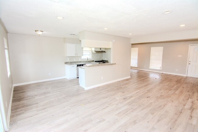 Foto del edificio - 11731 McLain Blvd