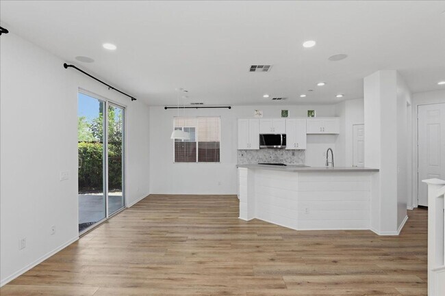 Foto del edificio - Prime Riverside Location Near La Sierra University + Community Amenities