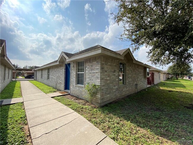 Building Photo - 2220 W Candlelight Ln