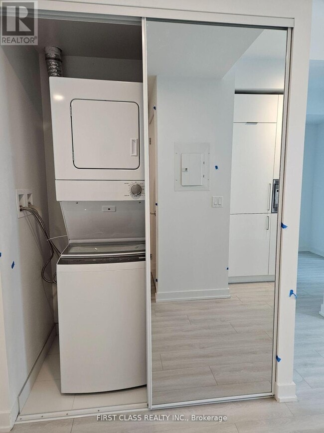 Building Photo - 230 Simcoe St