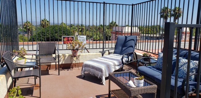 Rooftop Patio - 4494 Mentone