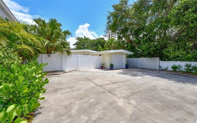 Building Photo - 1675 Siesta Dr