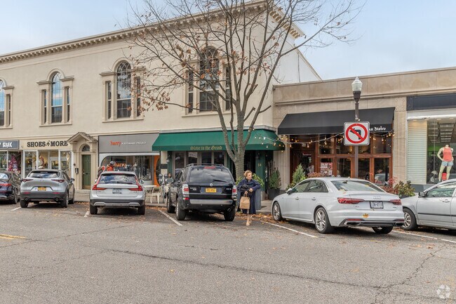 Pondfield Road counts with meter street parking linked to the Pango app.