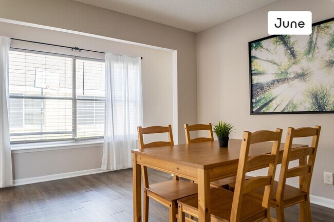 Building Photo - ROOM ONLY in 4-bed/2.0-bath Home