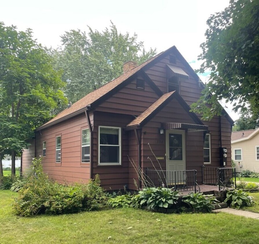 Foto principal - Great Eastside Location 3-Bedroom Bungalow...