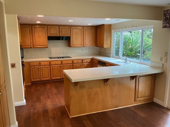 Foto del edificio - Charming 4 Bedroom 2 Bath 2 Story Home in the City of Fullerton
