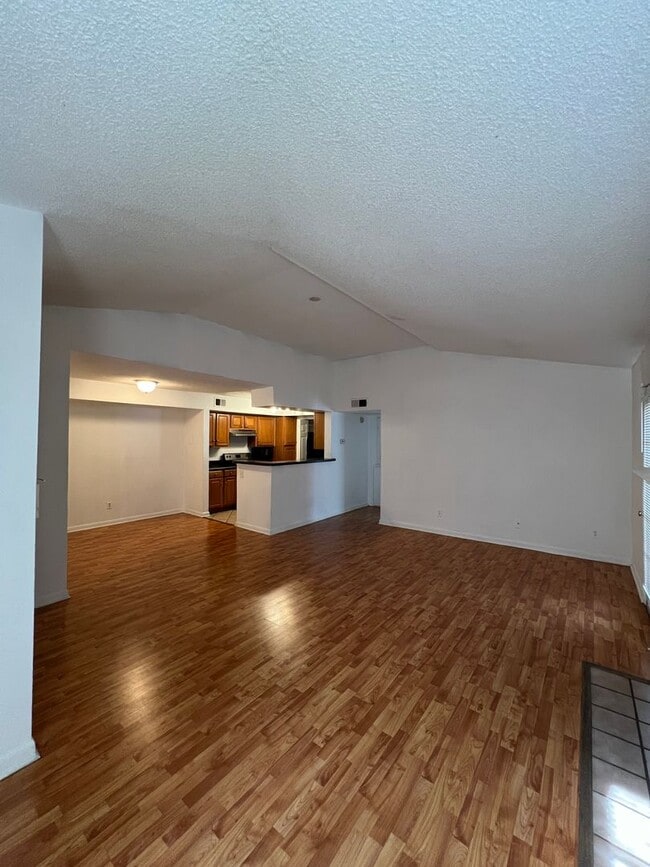 Building Photo - 2 BEDROOM 2 BATHROOM CONDO FOR RENT / REGE...