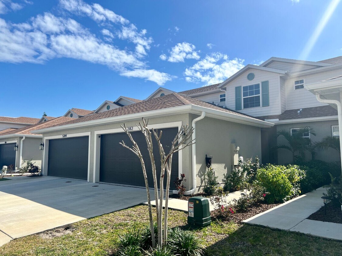 3 bed 2.5 bath 2022 Built townhome Townhome Rentals in Saint