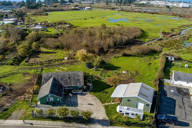 Foto del edificio - Custom Home on Property just outside of Eureka!