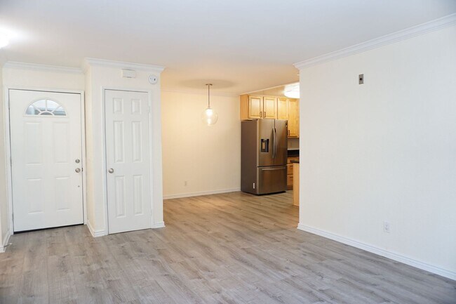 Building Photo - Great 2B/2BA Corner Unit Condo w/ In-Unit ...
