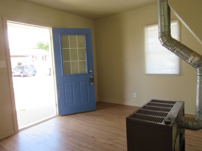 Building Photo - Cozy 2 Bedroom Cottage