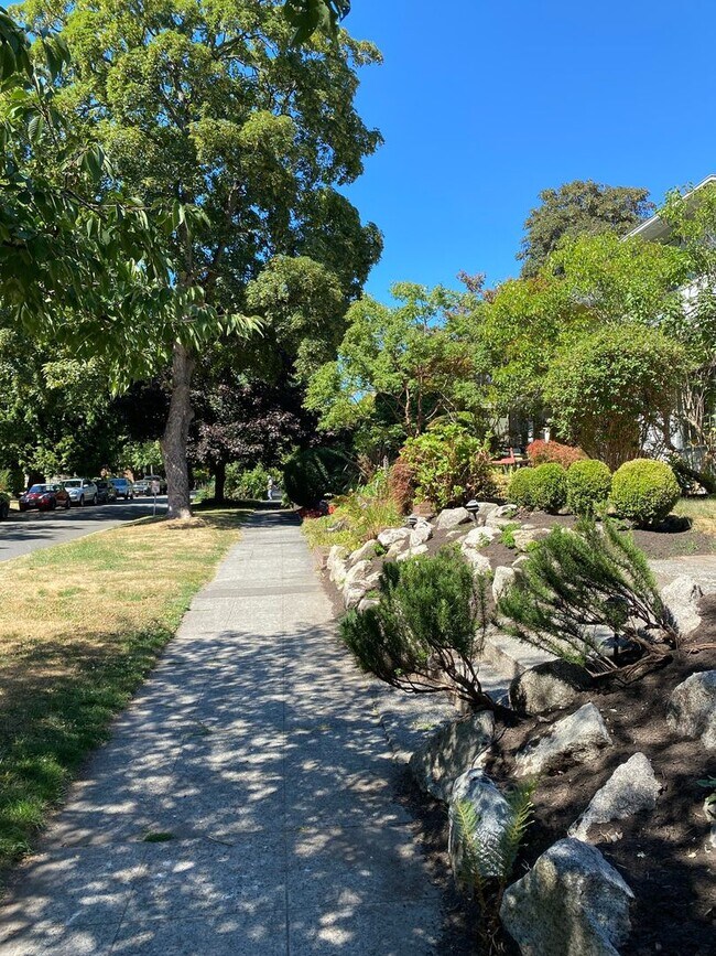Building Photo - Charming & Spacious 4-Square 3 BR/1.75 BA ...