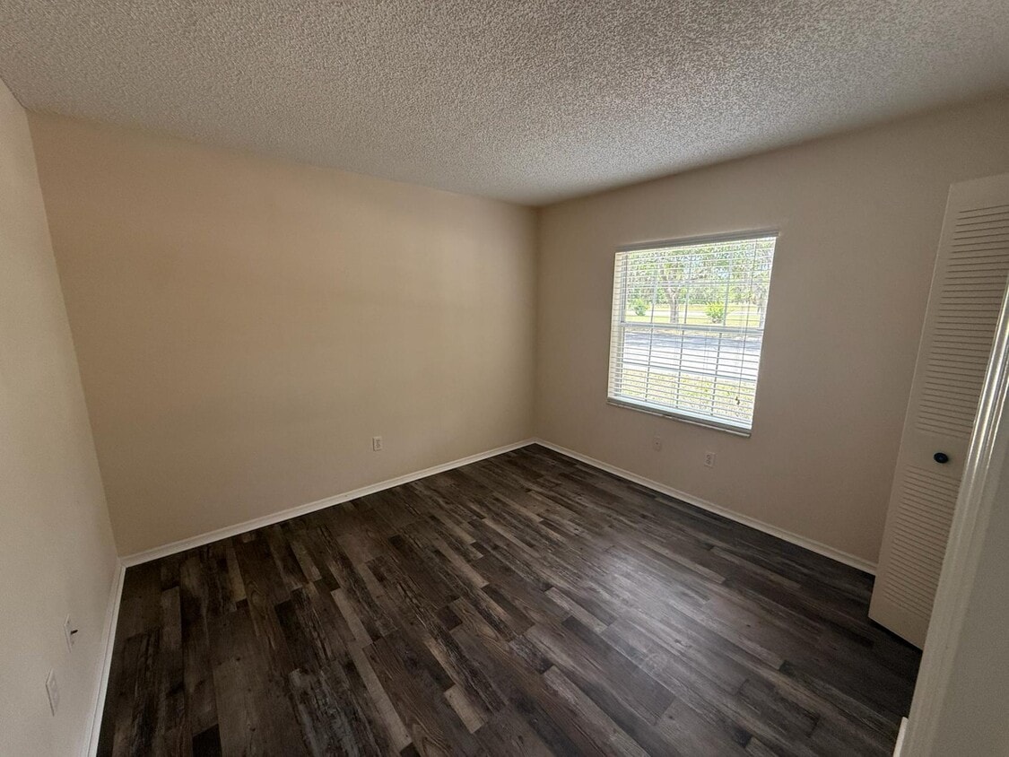 Foto principal - 8144 Fairways Cir