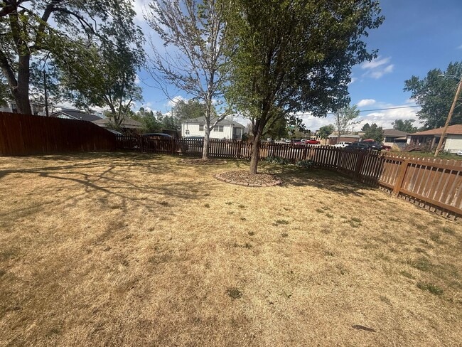 Building Photo - $0 DEPOSIT OPTION. CLASSIC CHARACTER MEETS COMFORT: 2-BED, 1-BATH IN AN INVITING TRIPLEX