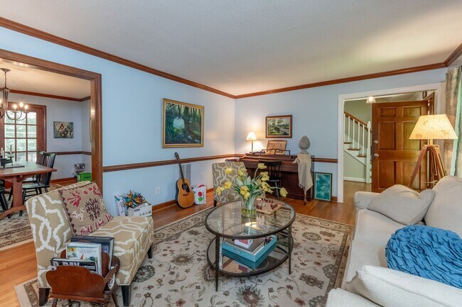 Foto del edificio - Spacious Colonial in Queens Lake