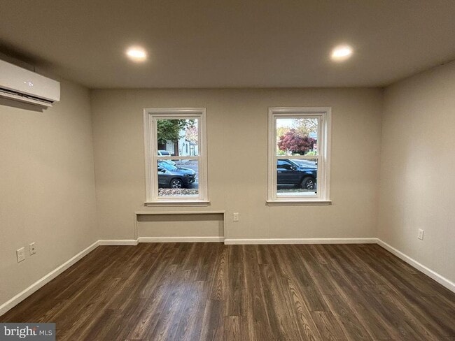 Building Photo - 566 E High St