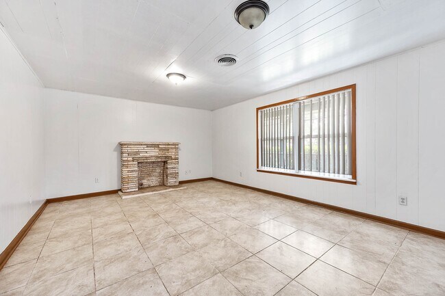 Foto del edificio - 5813 Russell Ln