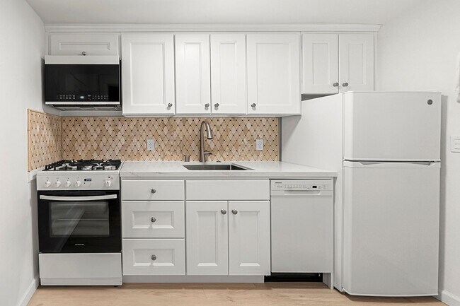 Building Photo - 2 WEEKS FREE!! Newly Renovated JR 1-Bedroo...