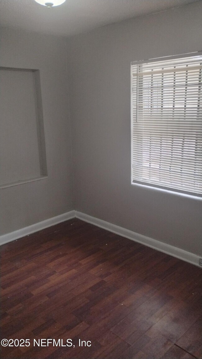 Foto del edificio - 1599 W 30th St