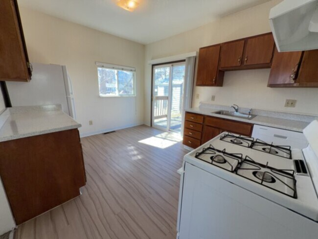 Foto del edificio - Centrally located one level charmer, located close to the Weidner Field and all that downtown Colora