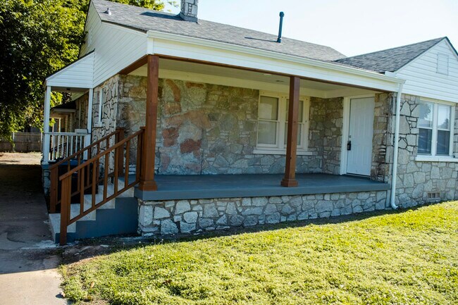 Building Photo - 2420 NE 25th St