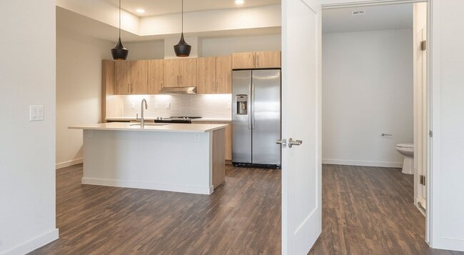 Building Photo - Formation