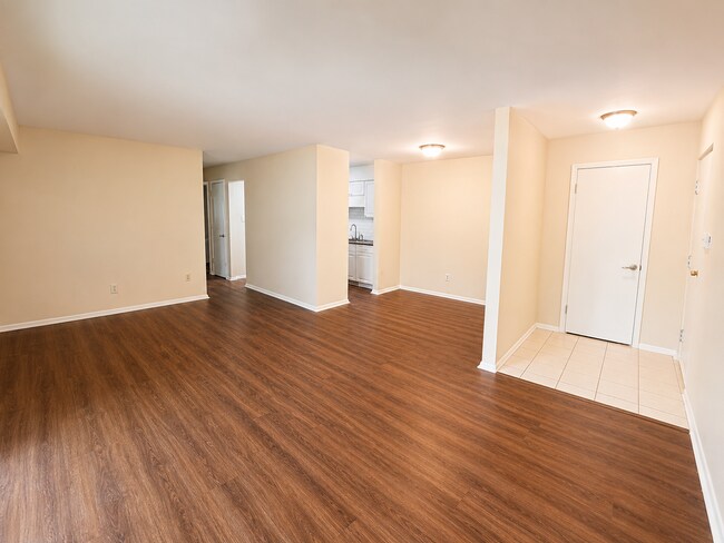 Foto del edificio - Spacious 2BR Condo in Prime West Raleigh Location!