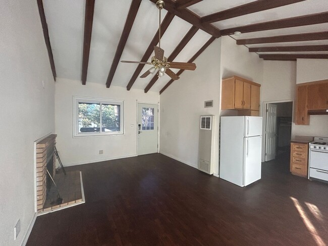 Building Photo - Cozy 2 Bedroom 1 Bathroom Home In Crestline!