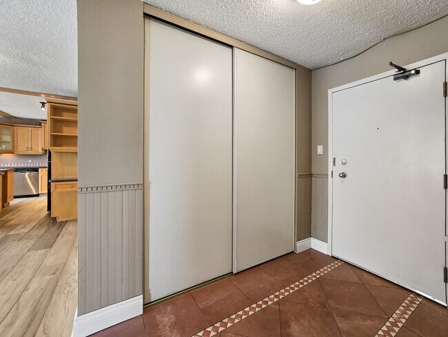 Building Photo - 718-712 12 Ave SW